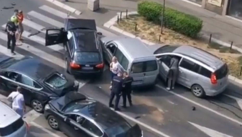 LANČANI SUDAR U CENTRU BEOGRADA Delovi automobila rasuti po putu (VIDEO)