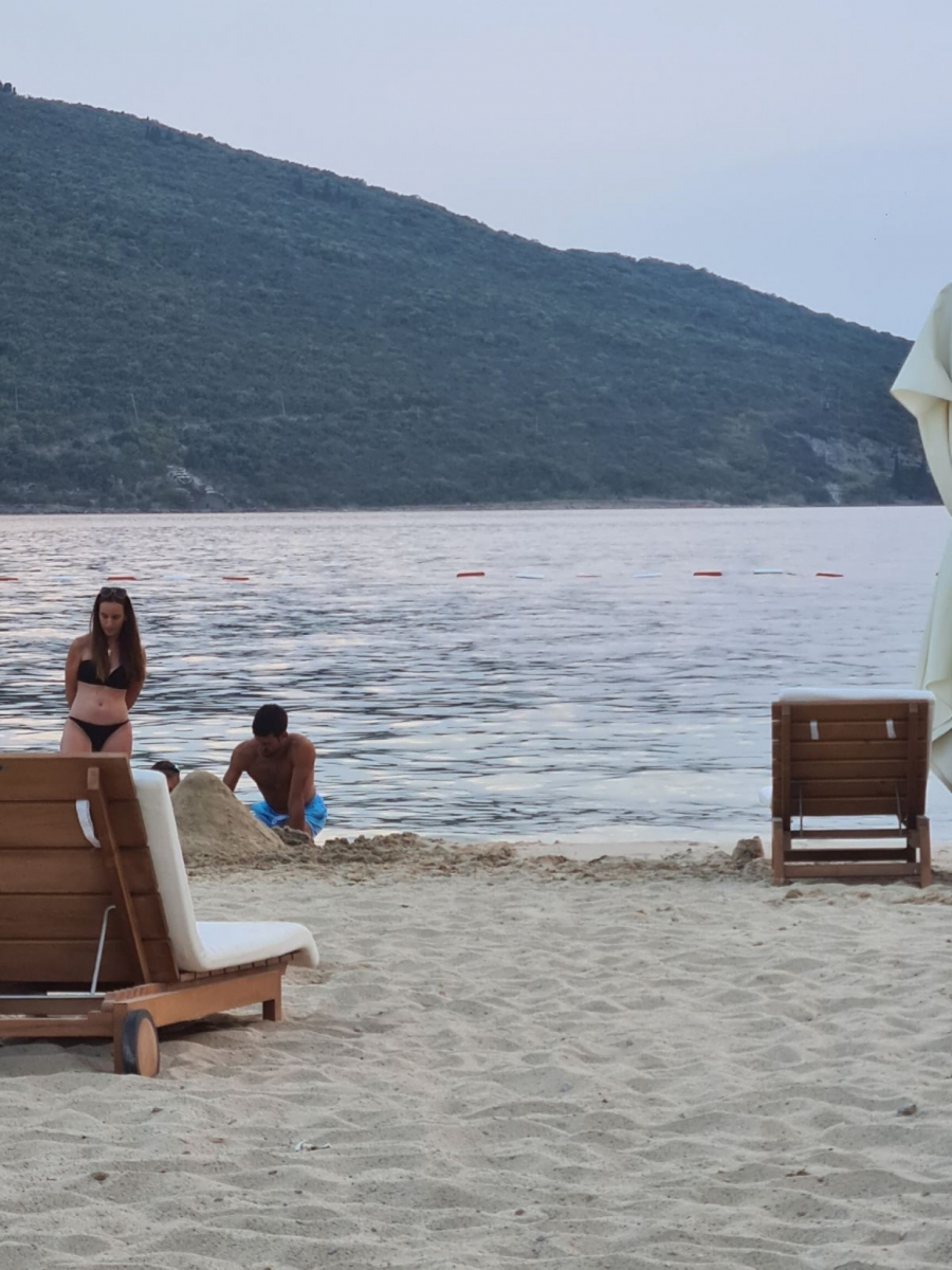 EKSKLUZIVNI ALO! PAPARACO Novak Đoković uživa sa naslednicom na primorju, uhvaćeni na plaži, a emotivan trenutak je sve raznežio (FOTO)