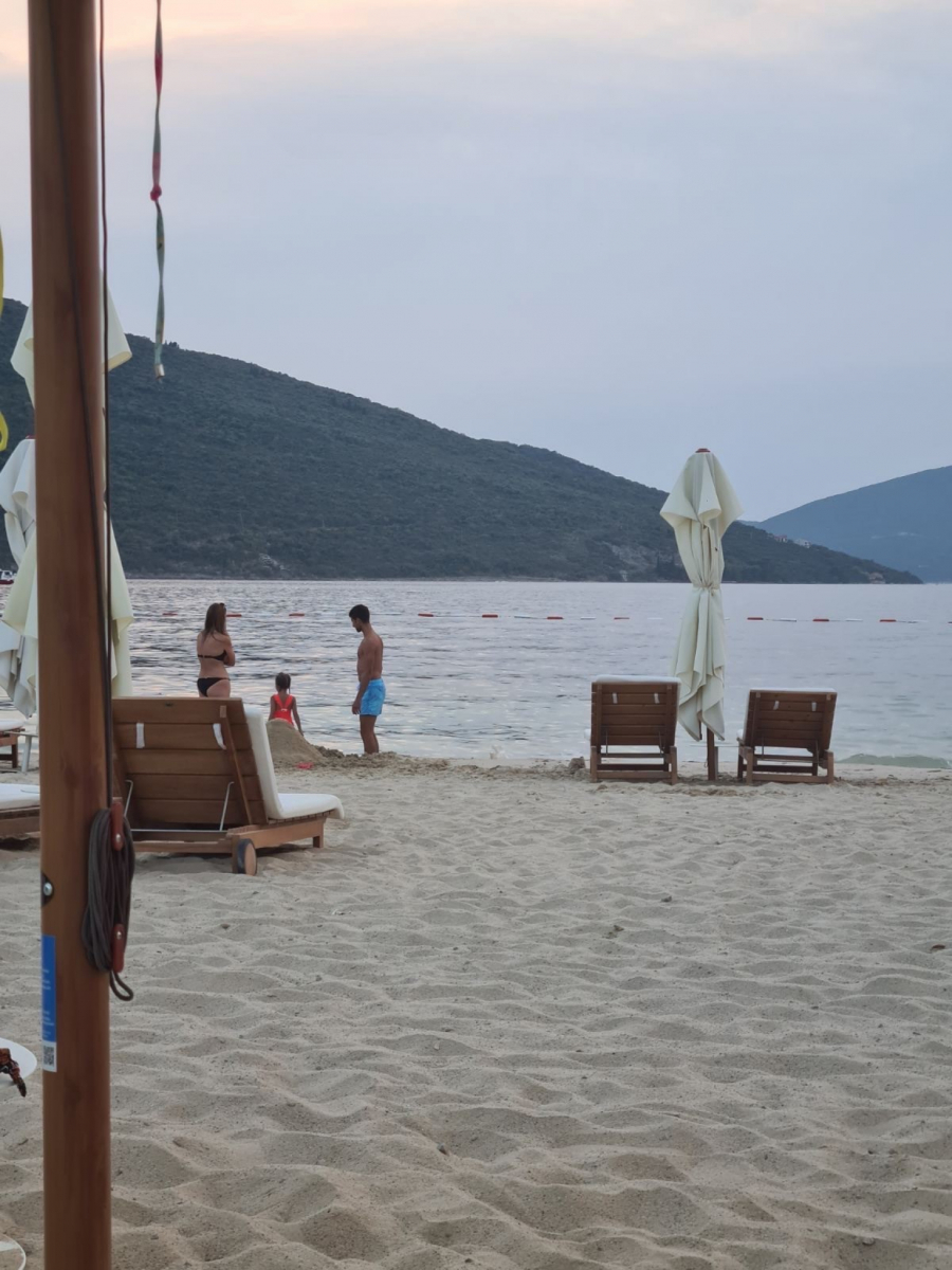 EKSKLUZIVNI ALO! PAPARACO Novak Đoković uživa sa naslednicom na primorju, uhvaćeni na plaži, a emotivan trenutak je sve raznežio (FOTO)