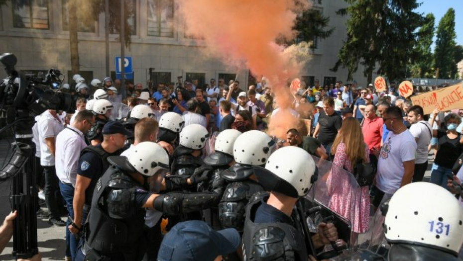 NASILJEM POKUŠALI DA UGROZE RAD INSTITUCIJA Učesnici protesta u Novom Sadu zbog usvajanja GUP-a pokušali da na taj način prekinu rad Skupštine