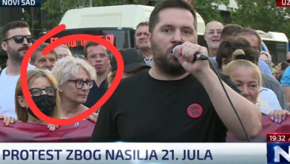 KREM LAŽNIH EKOLOGA Aida Ćorović gađala jajima Mladićev mural, nazivala Srbe fašistima, danas u prvim redovima na protestu u Novom Sadu (FOTO)