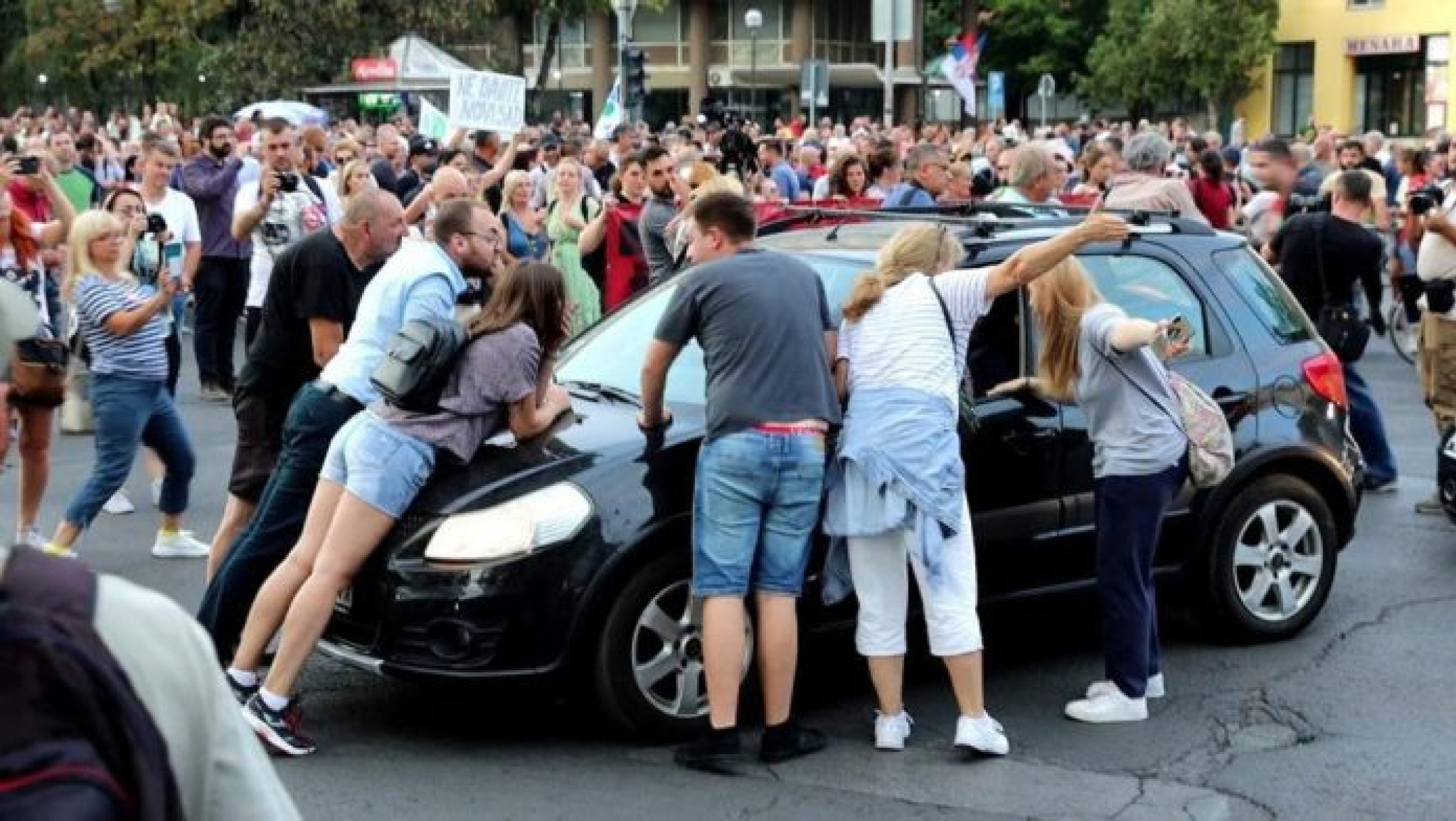 U SRBIJI ŠAČICA EKO EKSREMISTA MALTRETIRA GRAĐANE U Zapadnoj Evropi druga priča: Policija brutalno čuva red i mir! (FOTO)