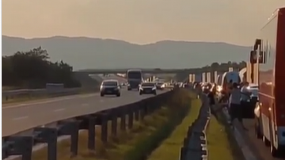 VELIKI ZASTOJ NA AUTO-PUTU KOD ALEKSINCA Ljudi zarobljeni u kilomatrskim kolonama (VIDEO)