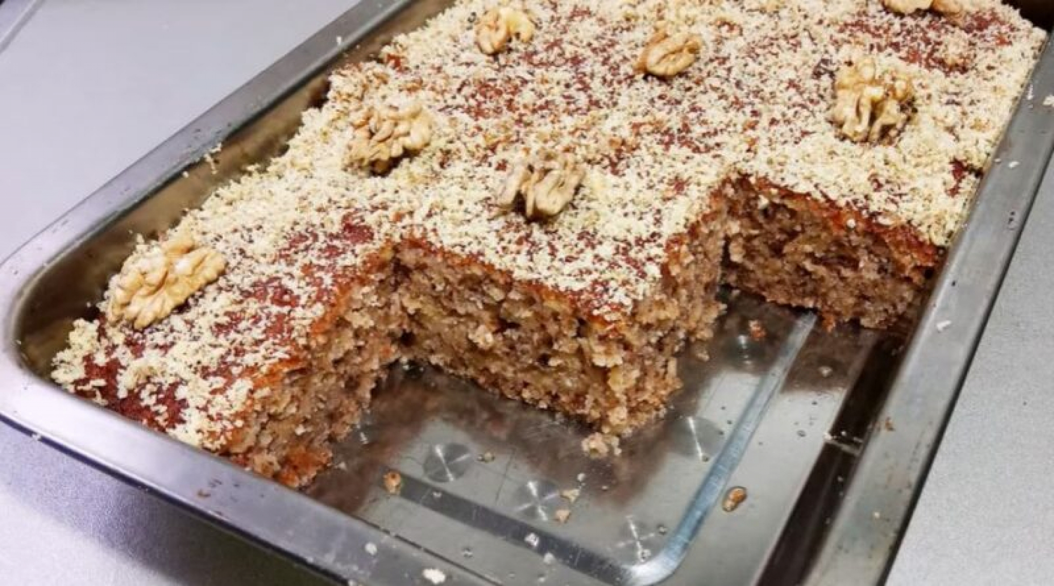 SOČNIJI I BOLJI OD TORTE Starinski kolač sa jabukama i orasima, savršenstvo ukusa