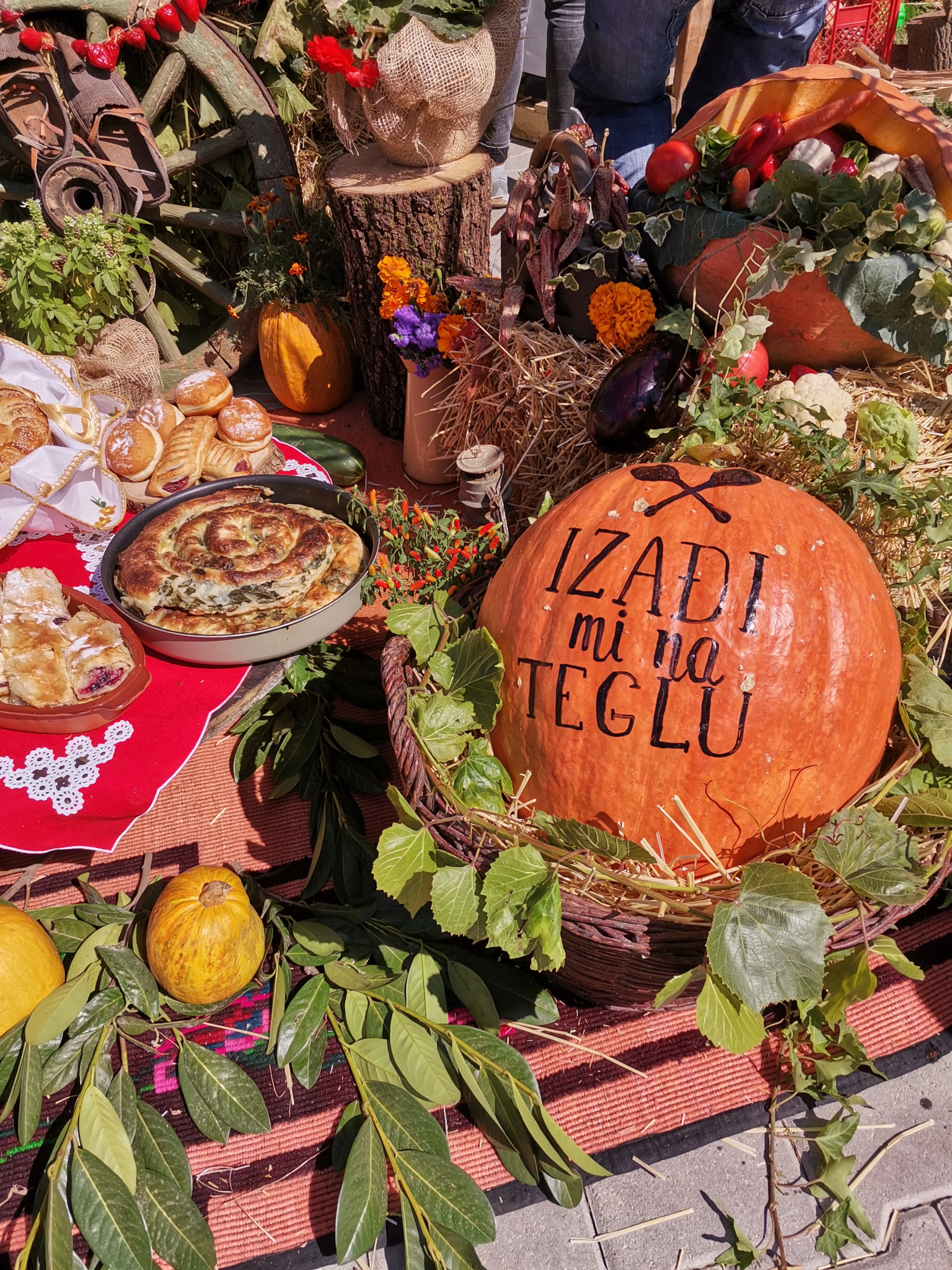 DEVETI KRUG KARAVANA IZAĐI MI NA TEGLU Najveći gastronomski karavan na balkanu posetiće dvadeset gradova širom Srbije