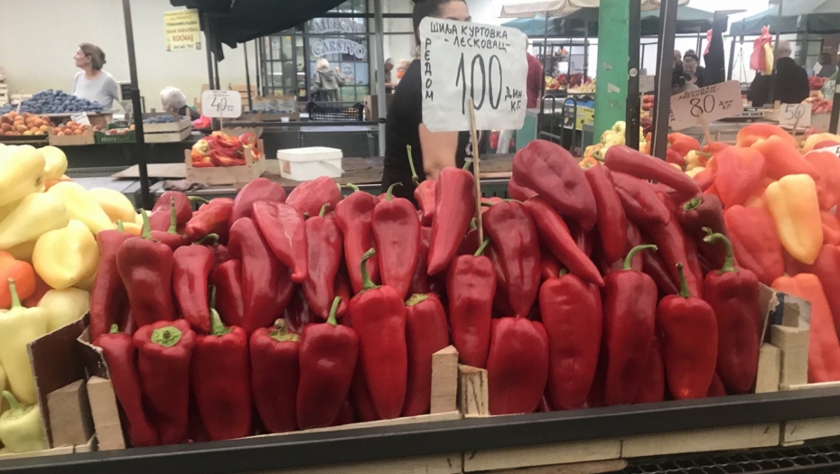 UŽIVO SA PIJACE Prodavci domaće zimnice rešili večitu dilemu:  Ajvar jeftiniji da se kupi nego da se pravi