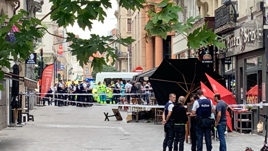 KOMBI ULETEO U BAŠTU KAFIĆA U BRISELU Nije poznato da li je do incidenta došlo namerno (FOTO)