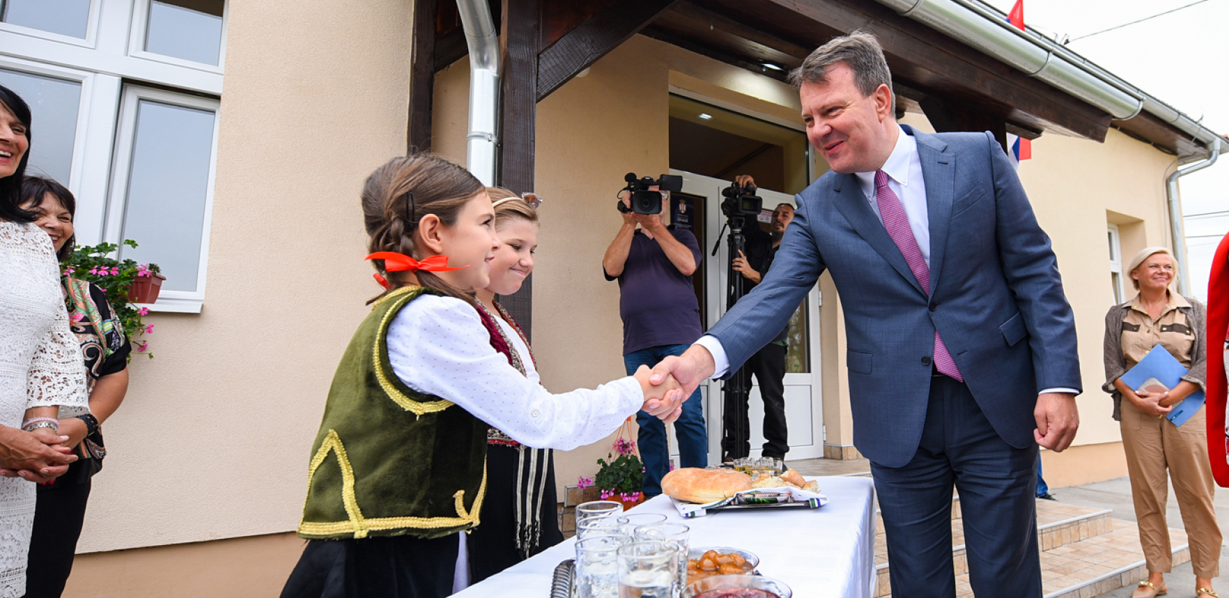 MIROVIĆ OBIŠAO REKONSTRUISANE OBJEKTE U ŠKOLAMA U SREMU Čestitao đacima, roditeljima i nastavnicima početak školske godine (FOTO/VIDEO)