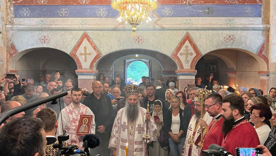 POMEN NEVINIM ŽRTVAMA Patrijarh Porfirije služio liturgiju za stradale u Medačkom džepu (FOTO/VIDEO)