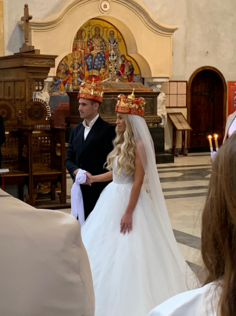 PRVI PLES NA VENČANJU ĐORĐA ĐOKOVIĆA Mlada i mladoženja zablistali u belom, a na slavlju im peva čuveni pevač (FOTO)