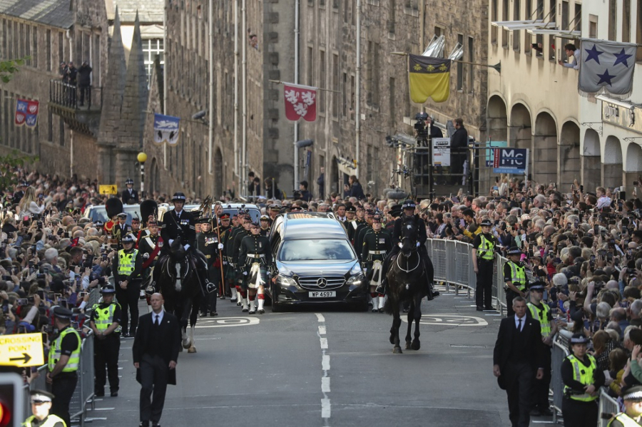 KRALJ ČARLS U EDINBURGU Škotska prihvata novog vladara, naslednik prestola sa starim vazalom