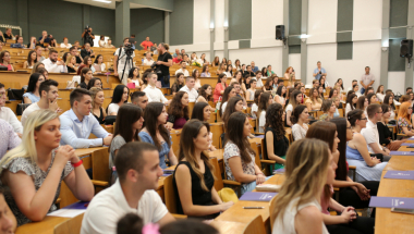 ZABRINJAVAJUĆE Privatne škole počele da dižu plate profesorima matematike da bi ih privolele da predaju; Ni za veće pare niko neće u prosvetu!