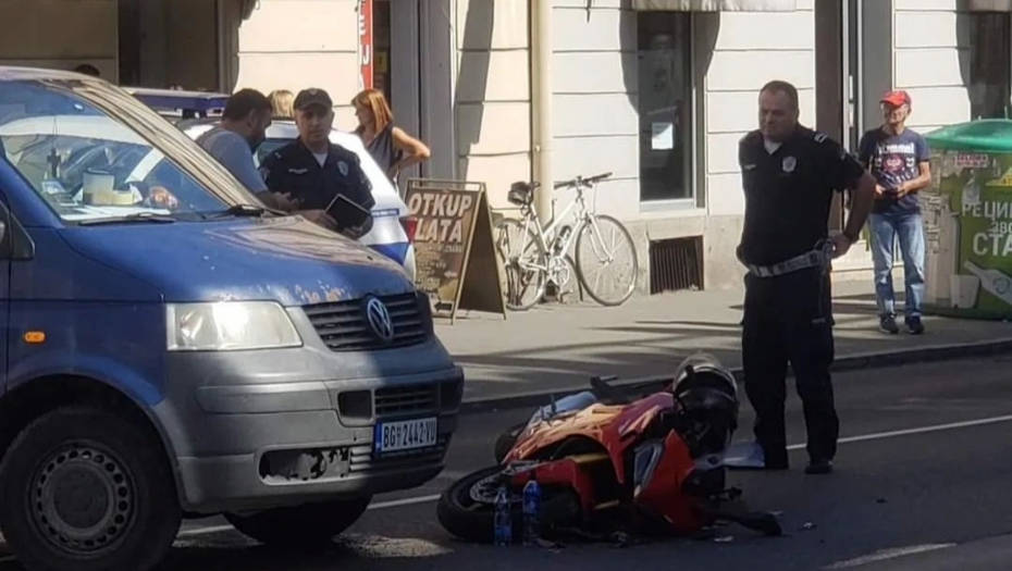 UŽAS U ZEMUNU: Sudar motora i kombija, Hitna pomoć na terenu! (FOTO)