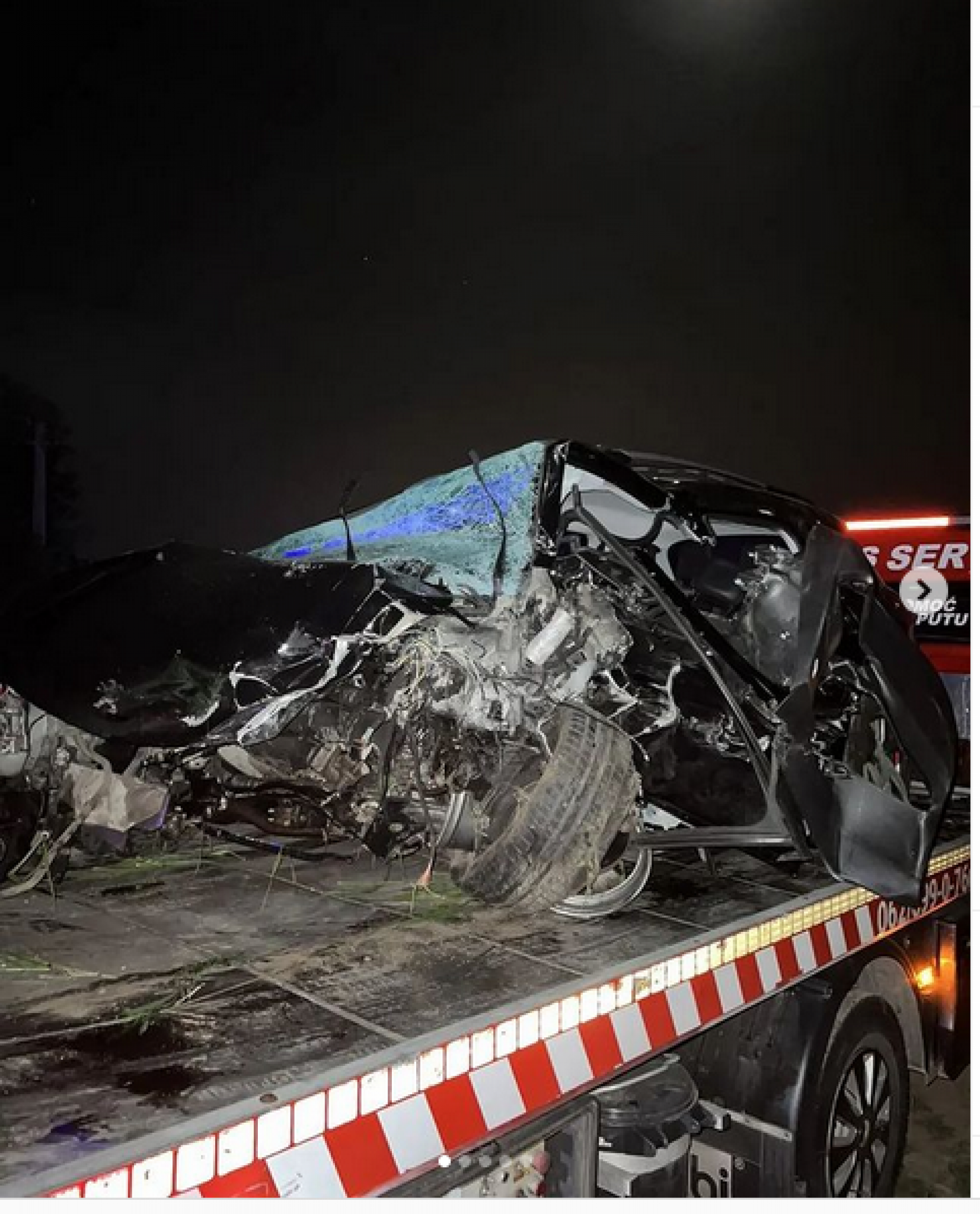 AUTO ZGUŽVAN KAO LIMENKA Užasna scena na mestu udesa u kojem je povređeno sedmoro ljudi