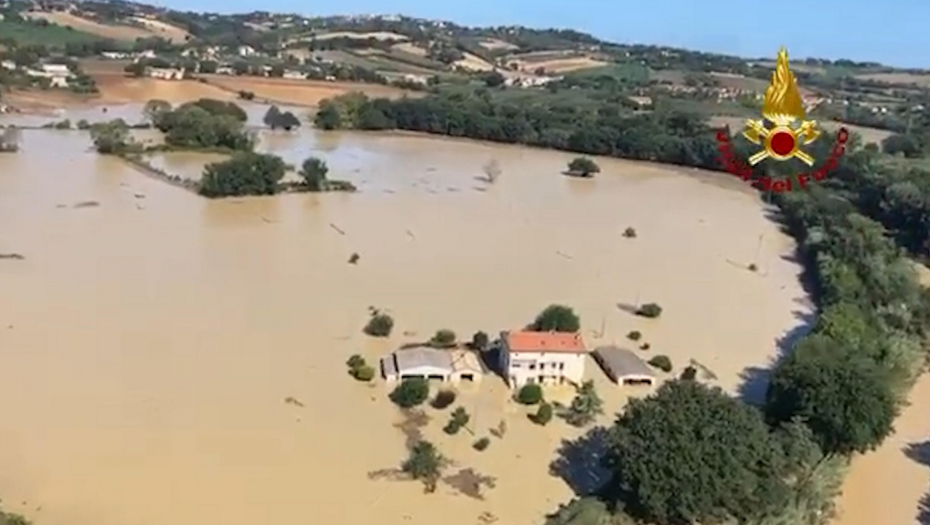 NEZAPAMĆENO NEVREME U ITALIJI ODNELO 10 ŽIVOTA Ljudi udavljeni u automobilima, voda stigla do drugog sprata, ima nestalih (FOTO/VIDEO)