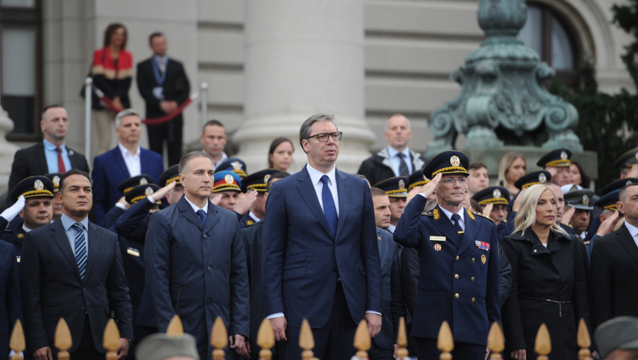 VUČIĆ UPUTIO JAKU I SNAŽNU PORUKU: Ko sme - taj može, ko ne zna za strah taj ide napred! (FOTO)