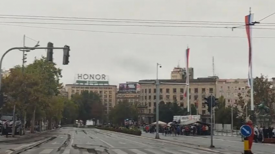 POLICIJA OBEZBEĐUJE CENTAR GRADA Raskrsnice u Beogradu blokirane (FOTO)