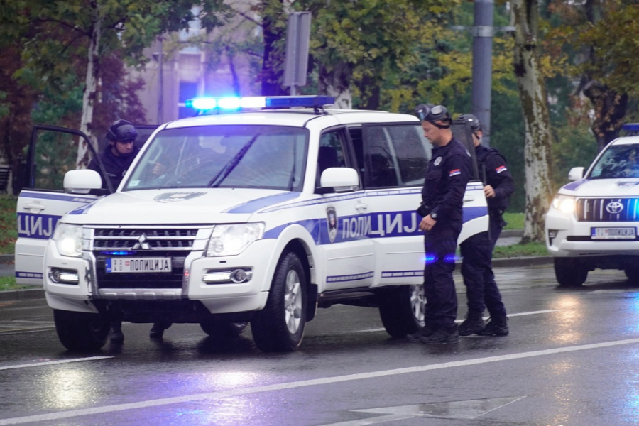 POLICIJA OBEZBEĐUJE CENTAR GRADA Raskrsnice u Beogradu blokirane (FOTO)