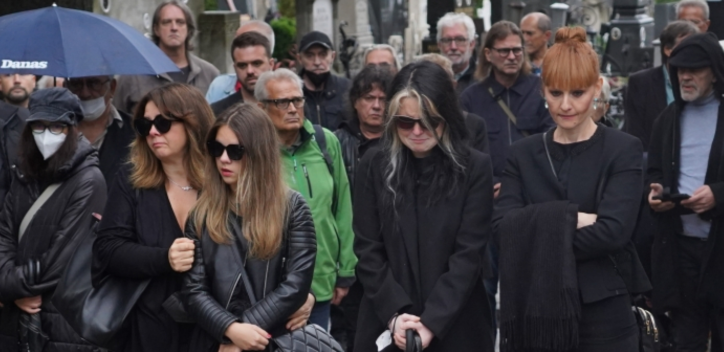 OVO SU SVI PRISUTNI PRIMETILI Detalj koji su sestre Kovač donele ocu na sahranu otkriva da su i dalje u žestokom sukobu (FOTO)