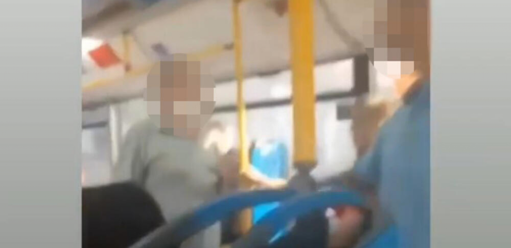 MAKLJAŽA U GRADSKOM PREVOZU Stariji čovek šutirao psa koji je ušao u autobus, pa svi putnici nasrnuli na njega! (VIDEO)