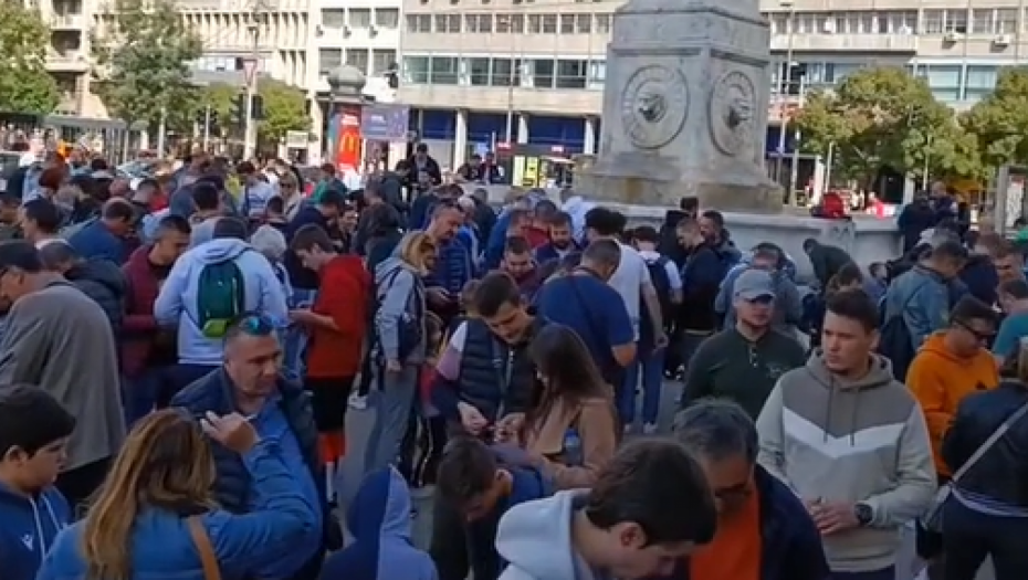 EUFORIJA U CENTRU BEOGRADA Veliki broj ljudi se skupio na Terazijama, a razlog su - sličice (VIDEO)