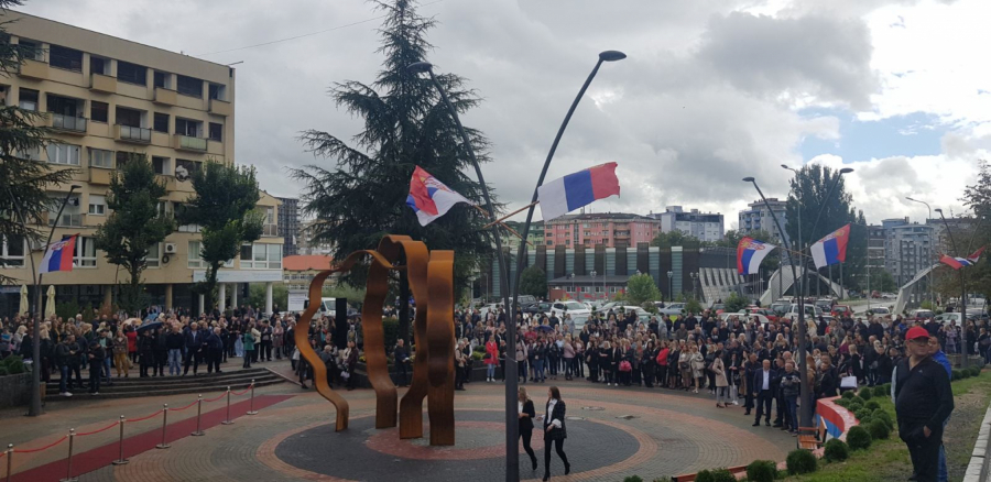 U SEVERNOJ MITROVICI SVEČANO OTVOREN TRG Tri kosovska božura u čast i večnu uspomenu na braću Milić (FOTO)