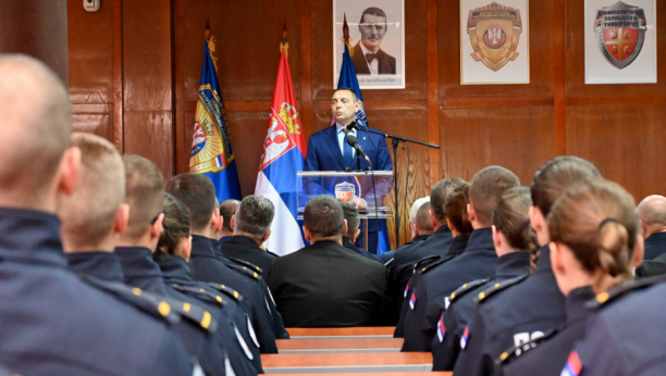 VULIN NOVIM STUDENTIMA KPU PORUČIO Ako možete da volite Srbiju više od sebe, onda ćete trajati (FOTO)