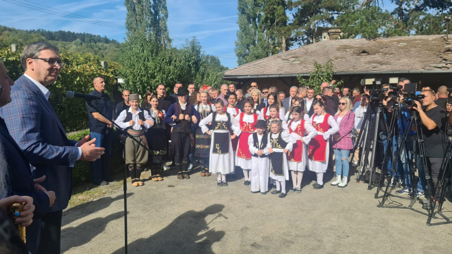 VUČIĆ U TOPOLI Ništa lepše ni uzvišenije od naše Srbije ne postoji (FOTO/VIDEO)