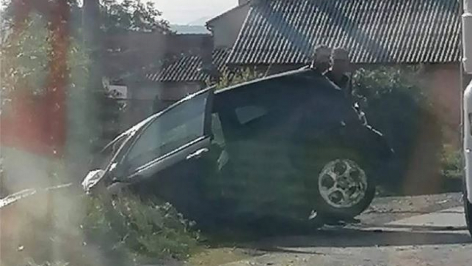 NESREĆA KOD VALJEVA Automobil sleteo u kanal, vire mu samo zadnji točkovi! (FOTO)