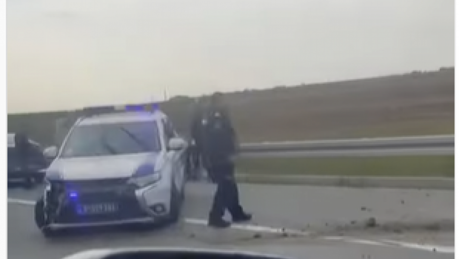 UDES NA AUTOPUTU KOD BATAJNICE Vozilo pod rotacijom udarilo u bankinu (VIDEO)