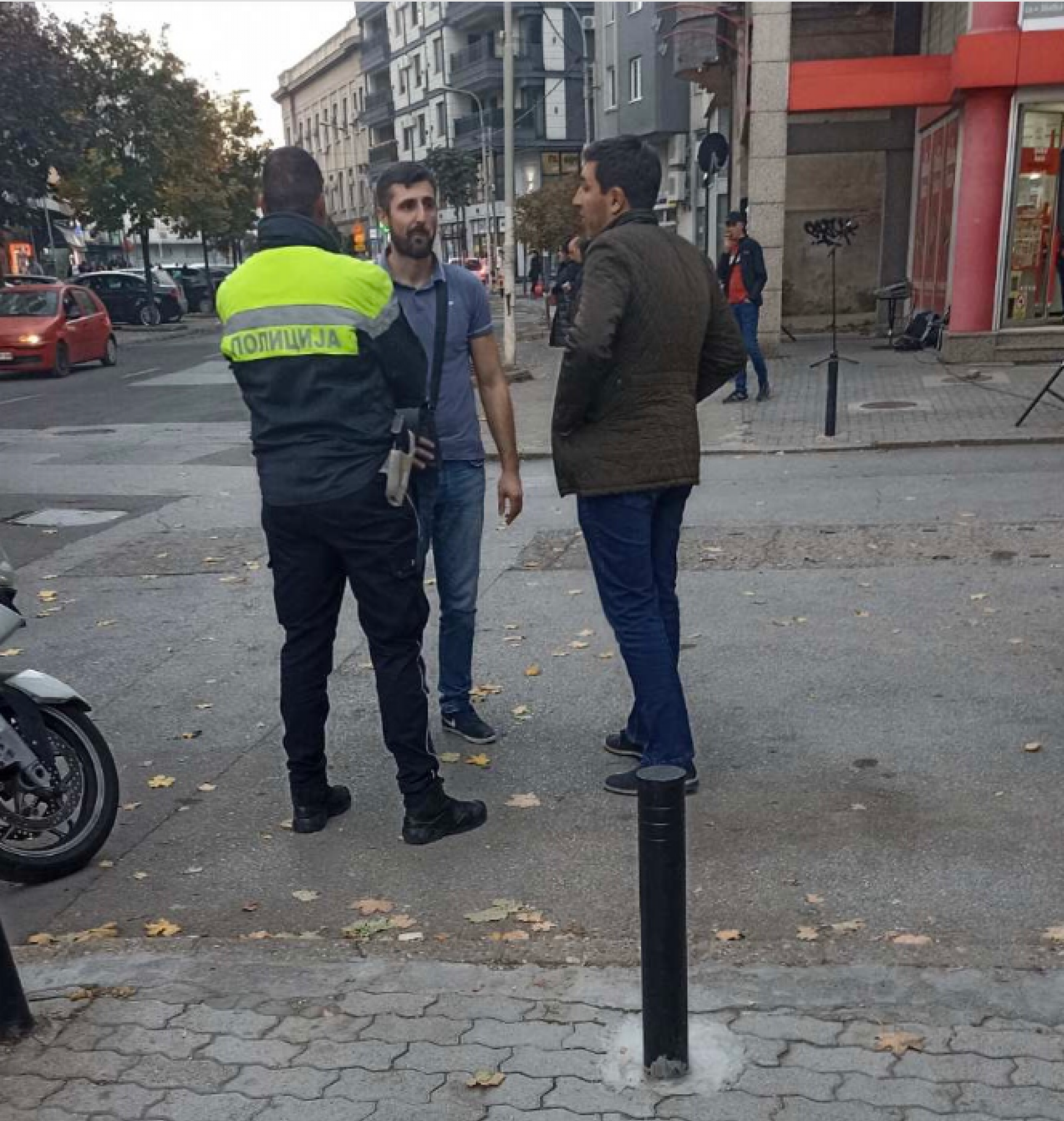 BUNE SE U KRATKIM RUKAVIMA ŠTO NEMA GREJANJA Danas je bilo 25 stepeni u Kragujevcu, a za ponedeljak najavljeno čak 28! (FOTO)