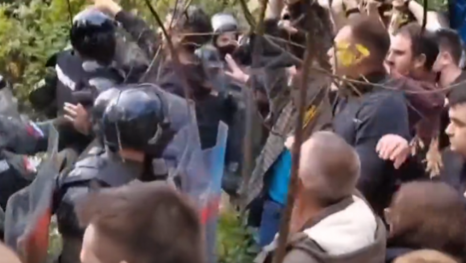 VIOLINI SVEDOCI I SILEDŽIJA NASRĆU NA SRPSKU POLICIJU! Miljenici lobistkinje za nezavisno Kosovo, Viole fon Kramon bore se protiv mosta! (VIDEO)