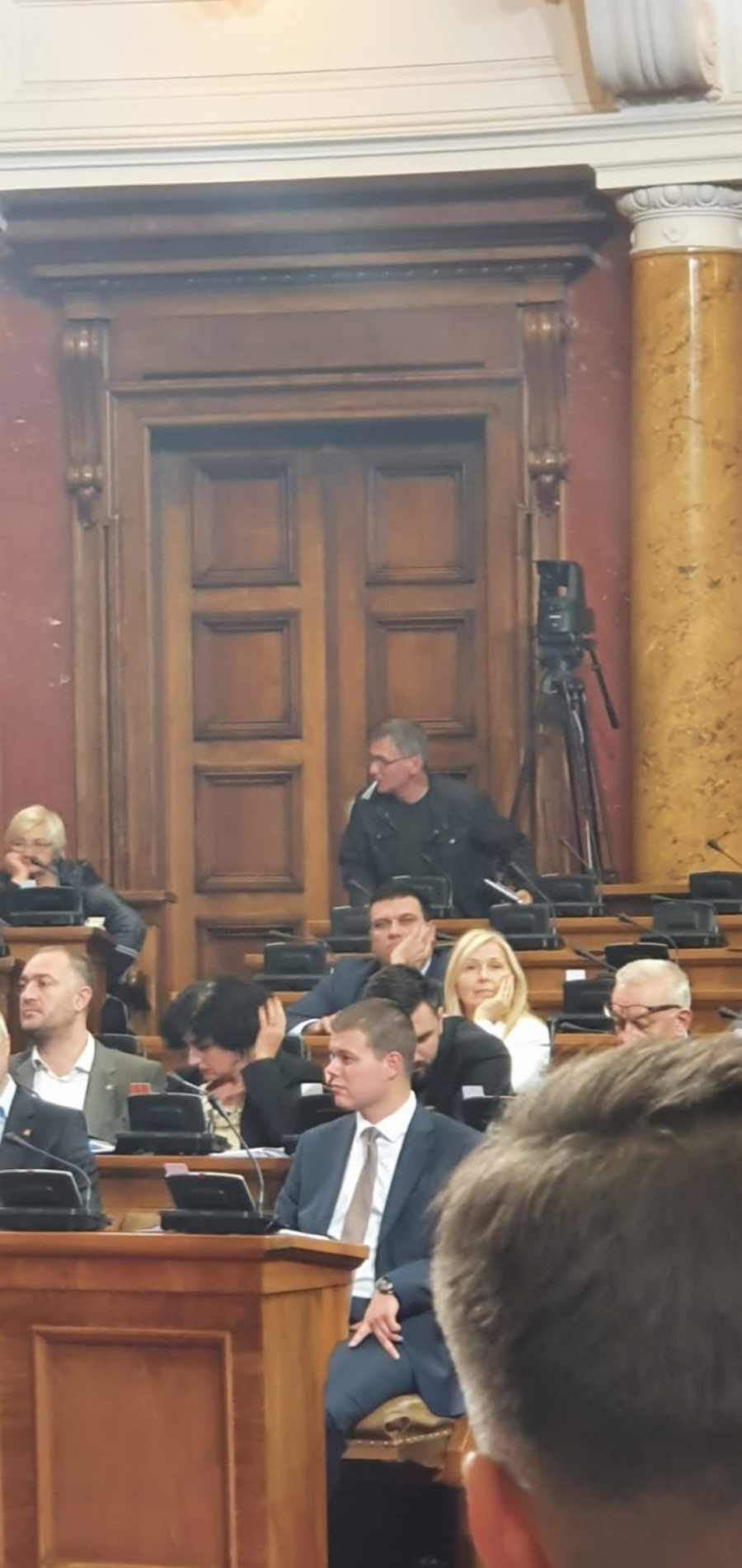 GDE JE ĆUTA, TU JE VINJAK! Više ne krije da pije