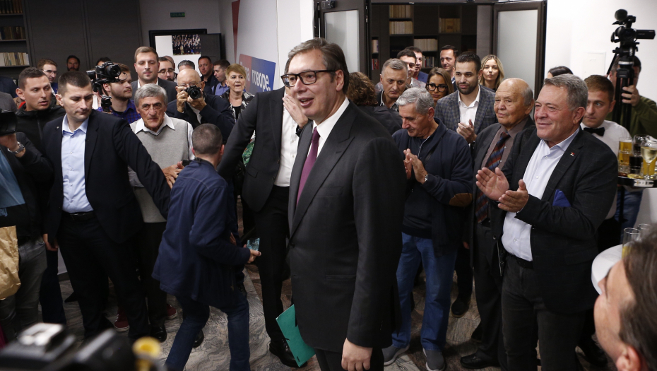 STIGAO PREDSEDNIK VUČIĆ Dočekan burnim aplauzom, počela proslava Svete Petke u prostorijama SNS (FOTO/VIDEO)