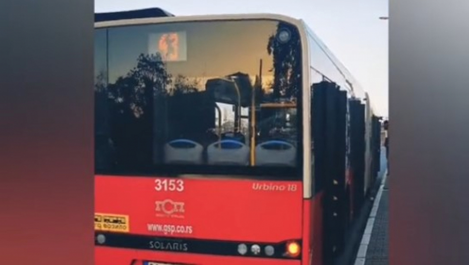 DOKLE VIŠE OVAJ BEZOBRAZLUK?! Vozač autobusa na Zvezdari sprečio majku da prođe sa dvoje dece u kolicima (FOTO)