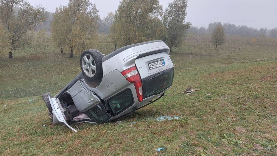 STRAVIČNA SAOBRAĆAJNA NESREĆA U BLIZINI NOVOG SADA Automobil izleteo sa puta i prevrtao se nekoliko puta (FOTO)