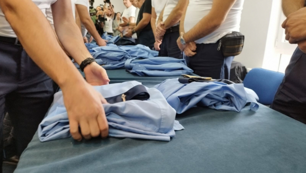 SRBI PRITERANI UZA ZID! Svi komandiri stanica i rukovodioci policije sa severa skinuli svoje uniforme! (FOTO/VIDEO)