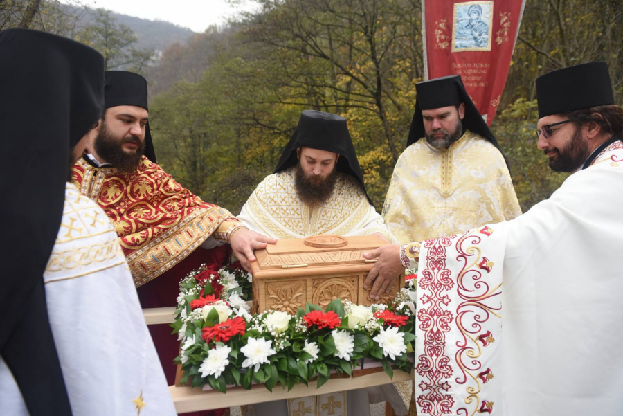 VRATIO SE U SVOJU ZADUŽBINU Hiljade vernika dočekalo mošti kneza Lazara u Manastiru Gornjak