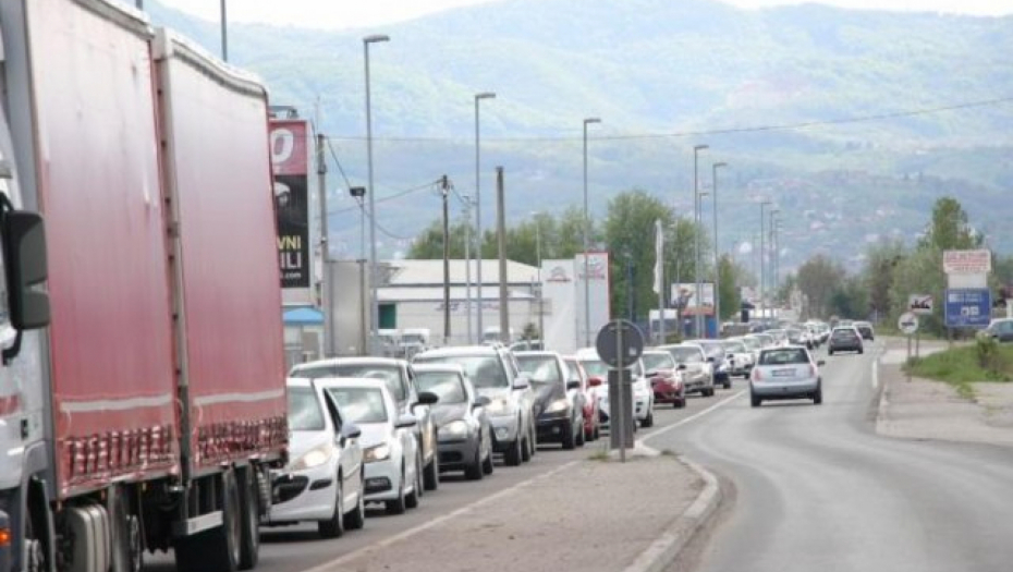 PREKORAČIO DOZVOLJENU BRZINU ZA SKORO 60 NA SAT I PRETICAO KOLONU VOZILA Za njega nije postojalo ograničenje, divljački vozio kroz čačansko naselje Mrčajevci