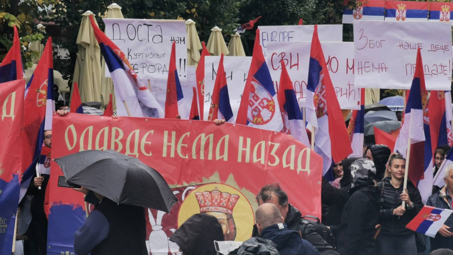 ODAVDE NEMA NAZAD Sa transparentom na kom je knez Lazar Srbi krenuli na narodni skup u Kosovskoj Mitrovici (FOTO)