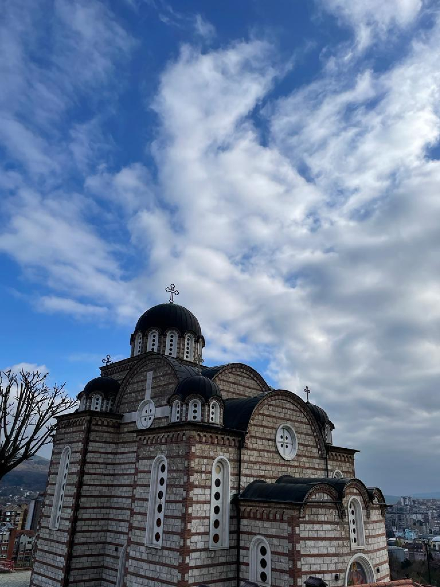 GRAĐANI KOSOVSKE MITROVICE SLAVILI VELIKI PRAZNIK Nije bilo kiše i mraza, a po narodnom verovanju to znači ovo (FOTO)