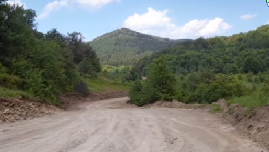 LJUDI NE MOGU DA VERUJU ŠTA VIDE Preko Radan planine prošao autobus posle 55 godina