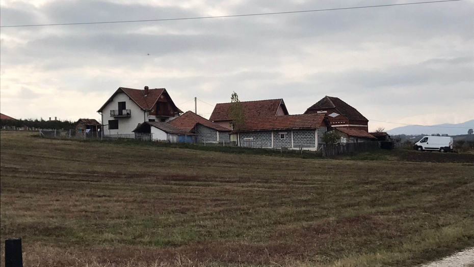 PRVE SLIKE S MESTA UBISTVA KOD TOPOLE Ovde je Slobodan nogarom od stola krvniči tukao brata Nikolu do smrti! (FOTO)