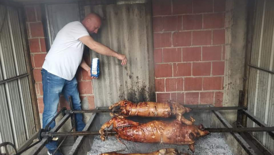 POTRAŽNJA NIKAD VEĆA! DRAGAN NEMA PRASIĆA KOLIKO BI MOGAO DA PRODA Telefon mu zvoni ceo dan i svi traže isto (FOTO)