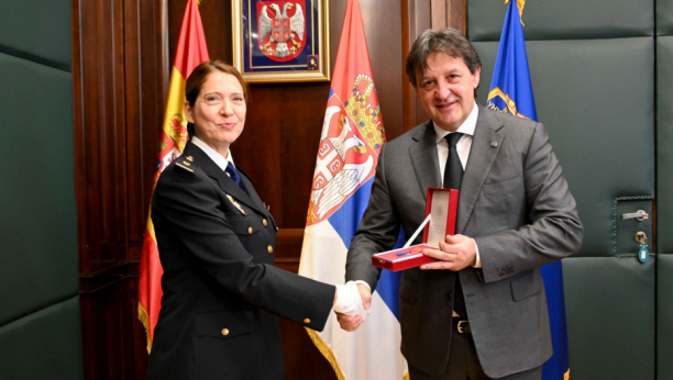 GAŠIĆ I BARTOLOME MOLINA Uručena odlikovanja za uspešno sprovedenu akciju i sveukupne zasluge u borbi protiv organizovanog kriminala policajcima Srbije i Španije (FOTO)