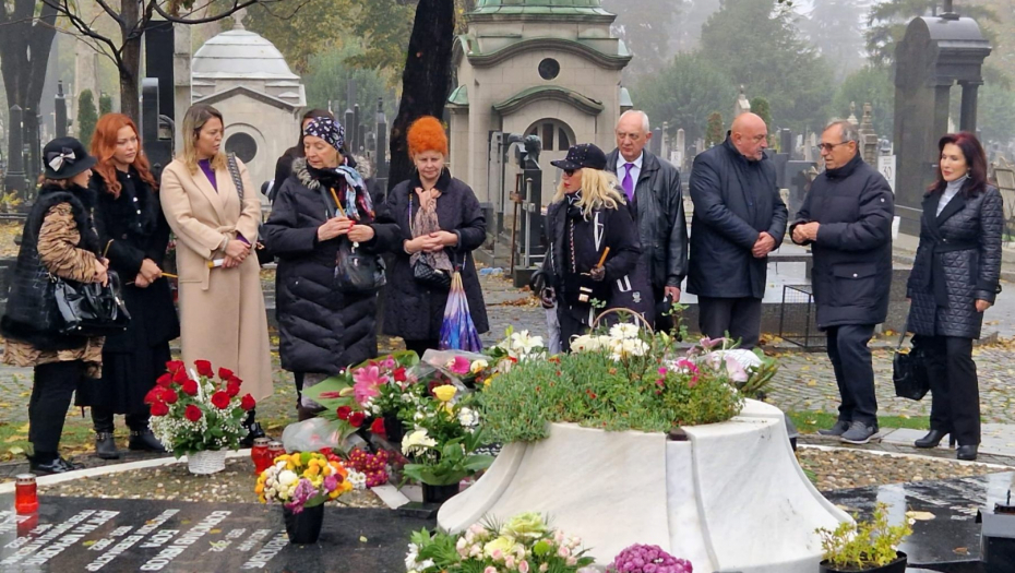 GODINU DANA OD SMRTI MERIME NJEGOMIR Okupila se porodica, prijatelji i kolege na Novom Groblju, u Aleji zaslužnih građana