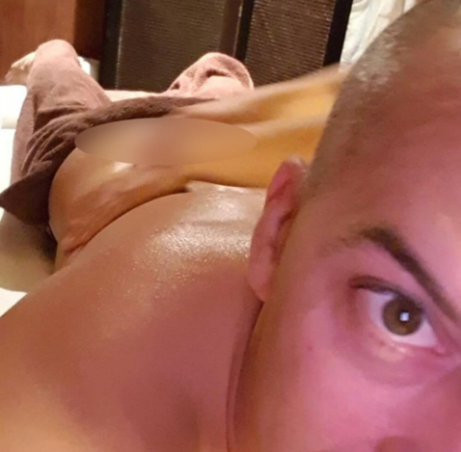 TOPALKO SLAO GOLE SLIKE NEPOZNATOJ DEVOJCI Folker se snimao na stolu za masažu, pa popio blok (FOTO 18+)