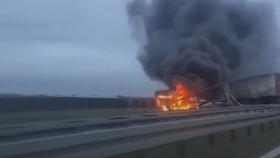 TEŠKA NESREĆA U KOVILJU Šleperi u plamenu, strahuje se da ima poginulih (VIDEO)