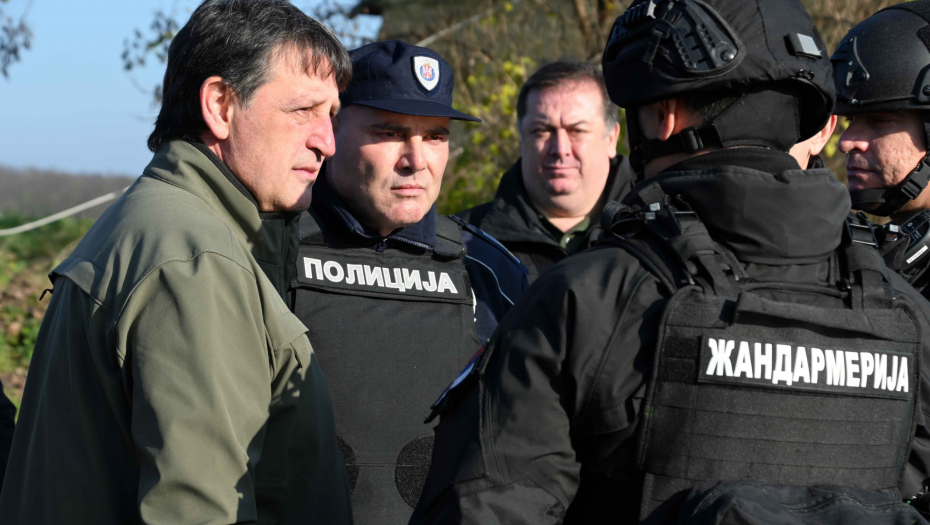 BRATISLAV GAŠIĆ NA SAHRANI MLADOM POLICAJCU I NJEGOVOJ SESTRI Brojne kolege došle da kažu poslednje zbogom Milanu i Kristini Panić