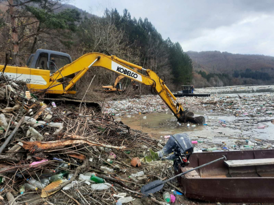 POČELA VELIKA AKCIJA ČIŠĆENJA POTPEĆKOG JEZERA NA LIMU! Remorker pribija smeće uz obalu, bageri ga tovare u kamione (FOTO/VIDEO)